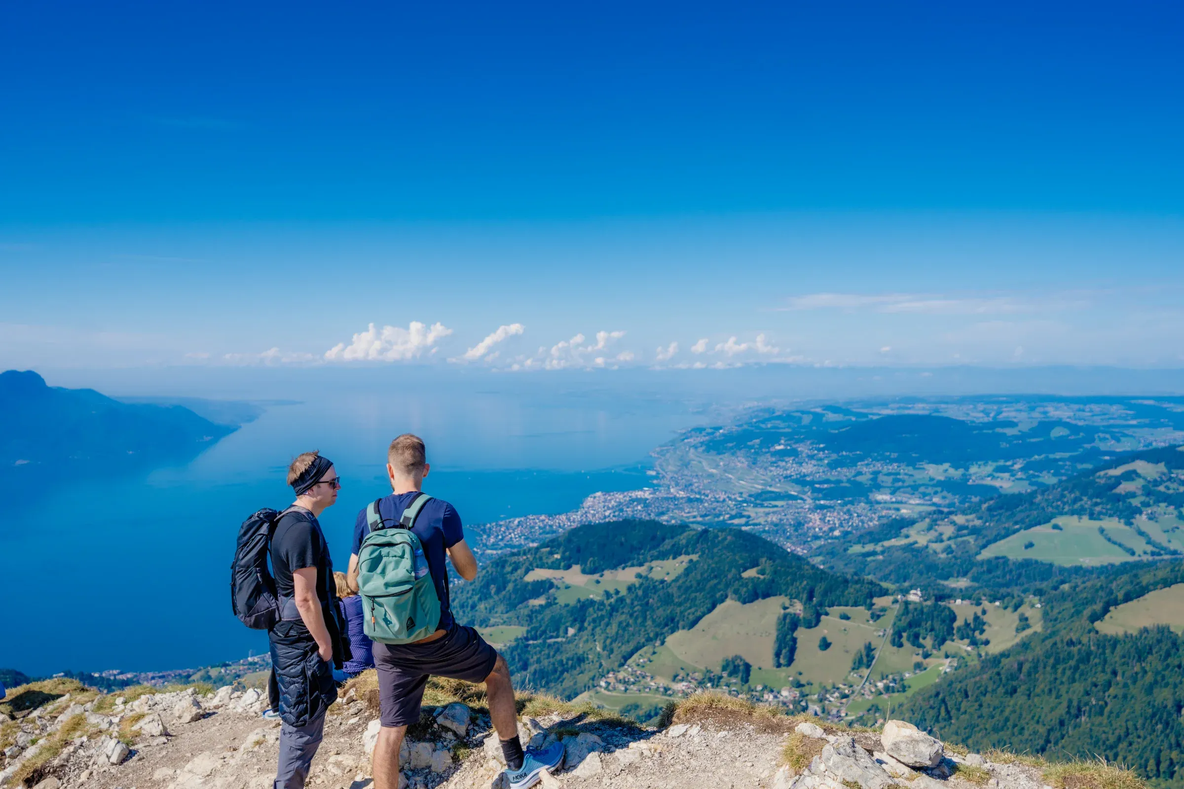 Team auf einem Aussichtspunkt mit Bergpanorama