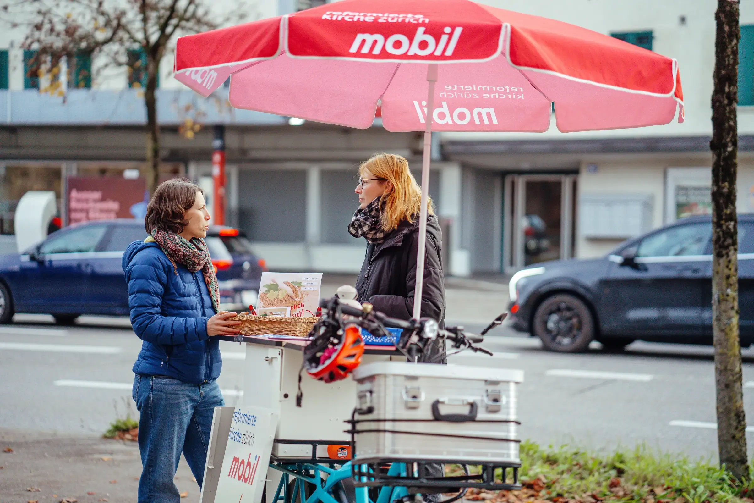 Claudia im Gespräch an einem Marktstand mit ihrem Cargo-Velo