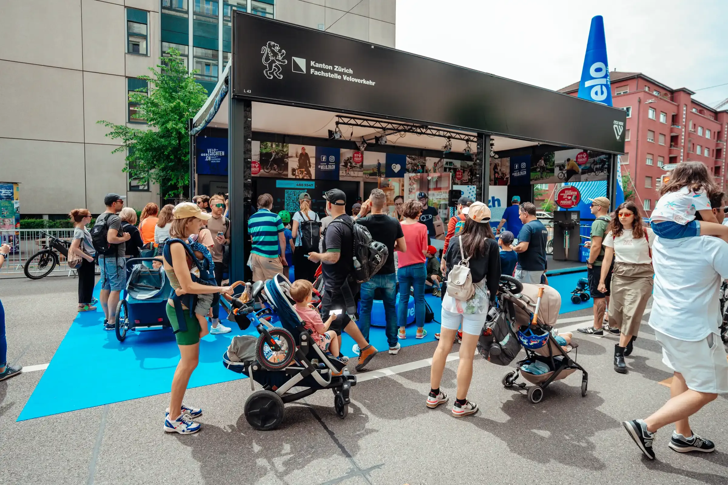 Stand des Kantons an der CycleWeek mit Besucherinnen und Besuchern