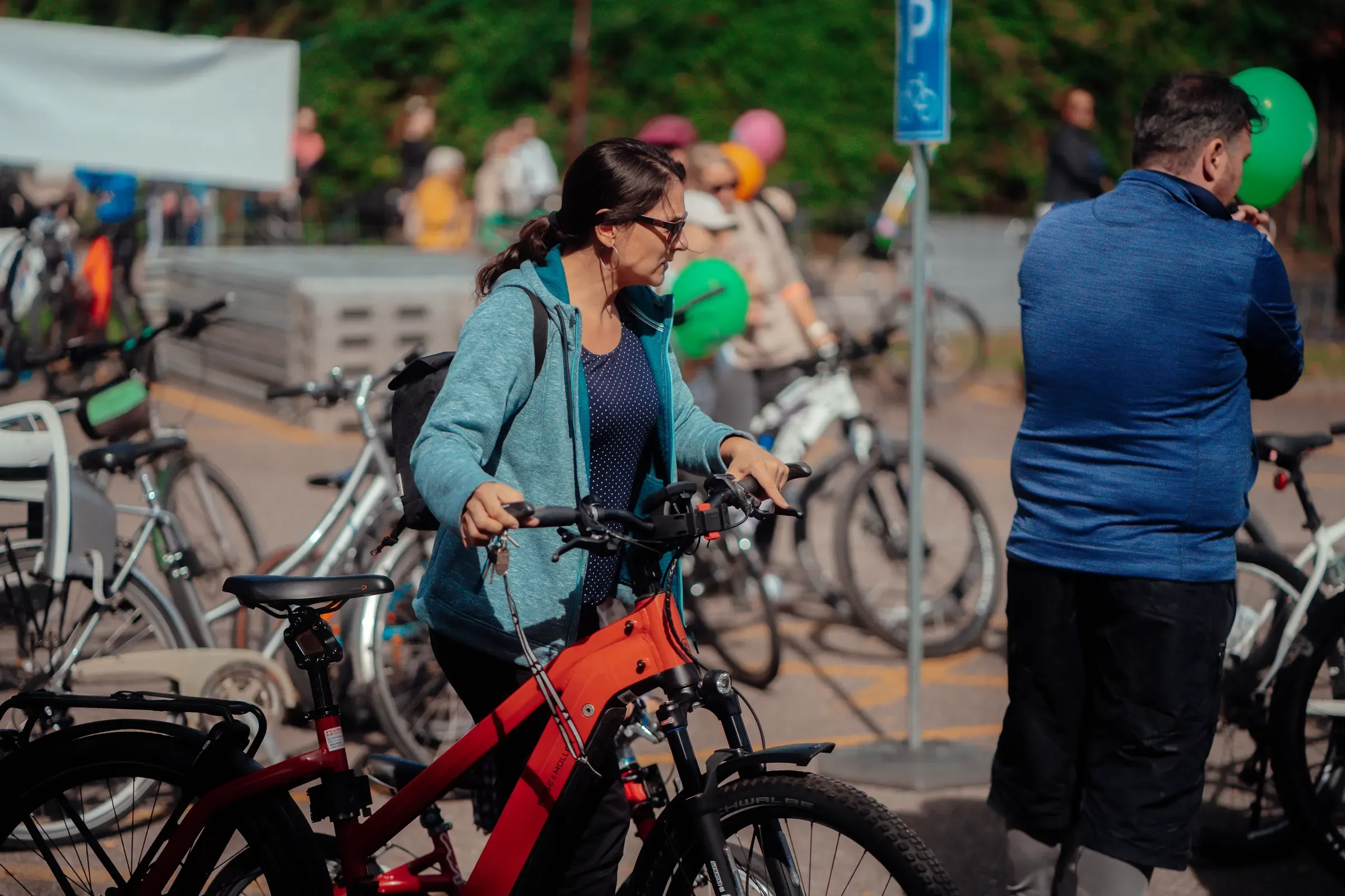 Teilnehmende mit ihren E-Bikes am Kurs in Hittnau