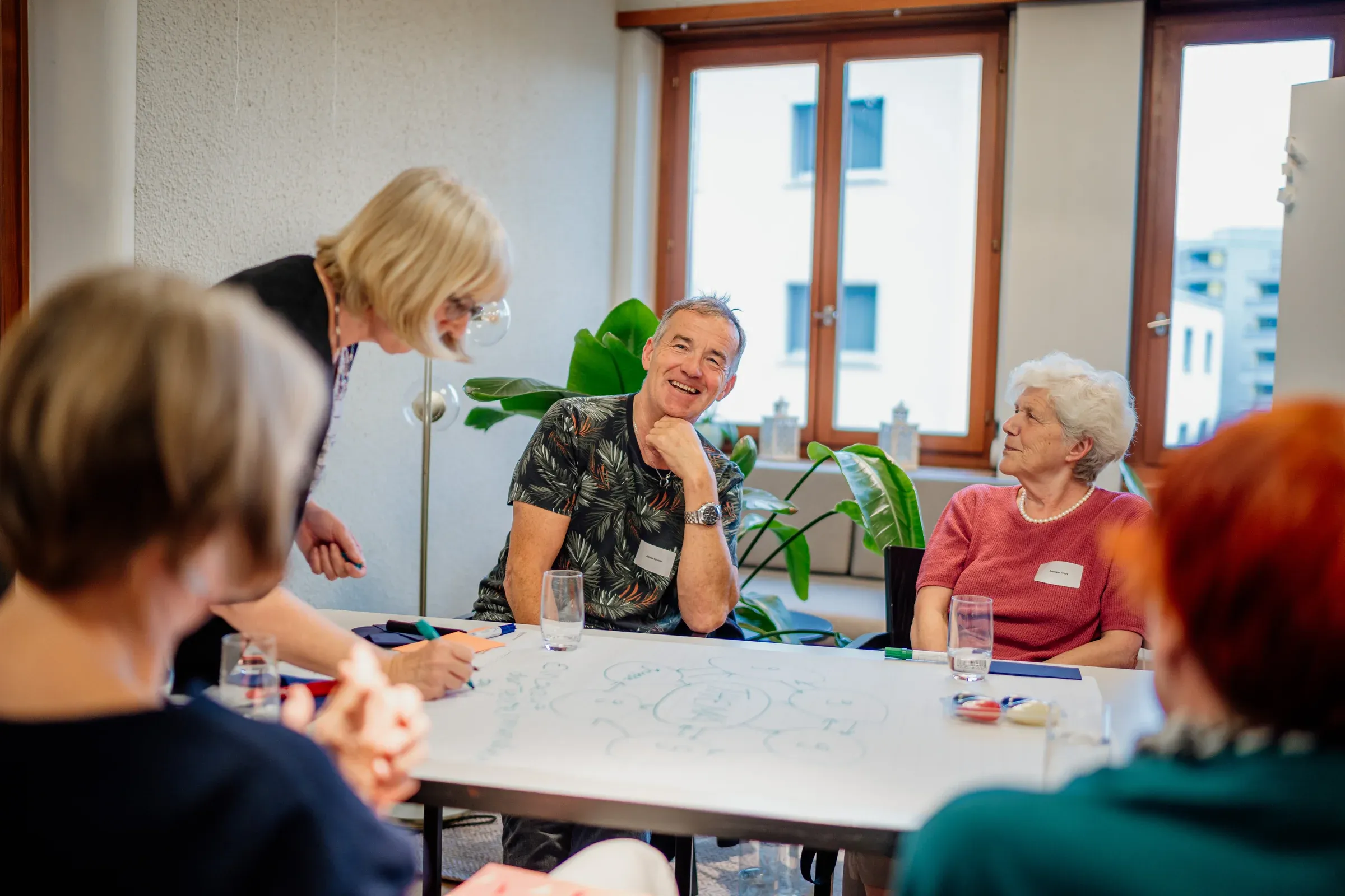 Lukas Bärlocher führt eine Gesprächsrunde mit Seniorinnen und Senioren