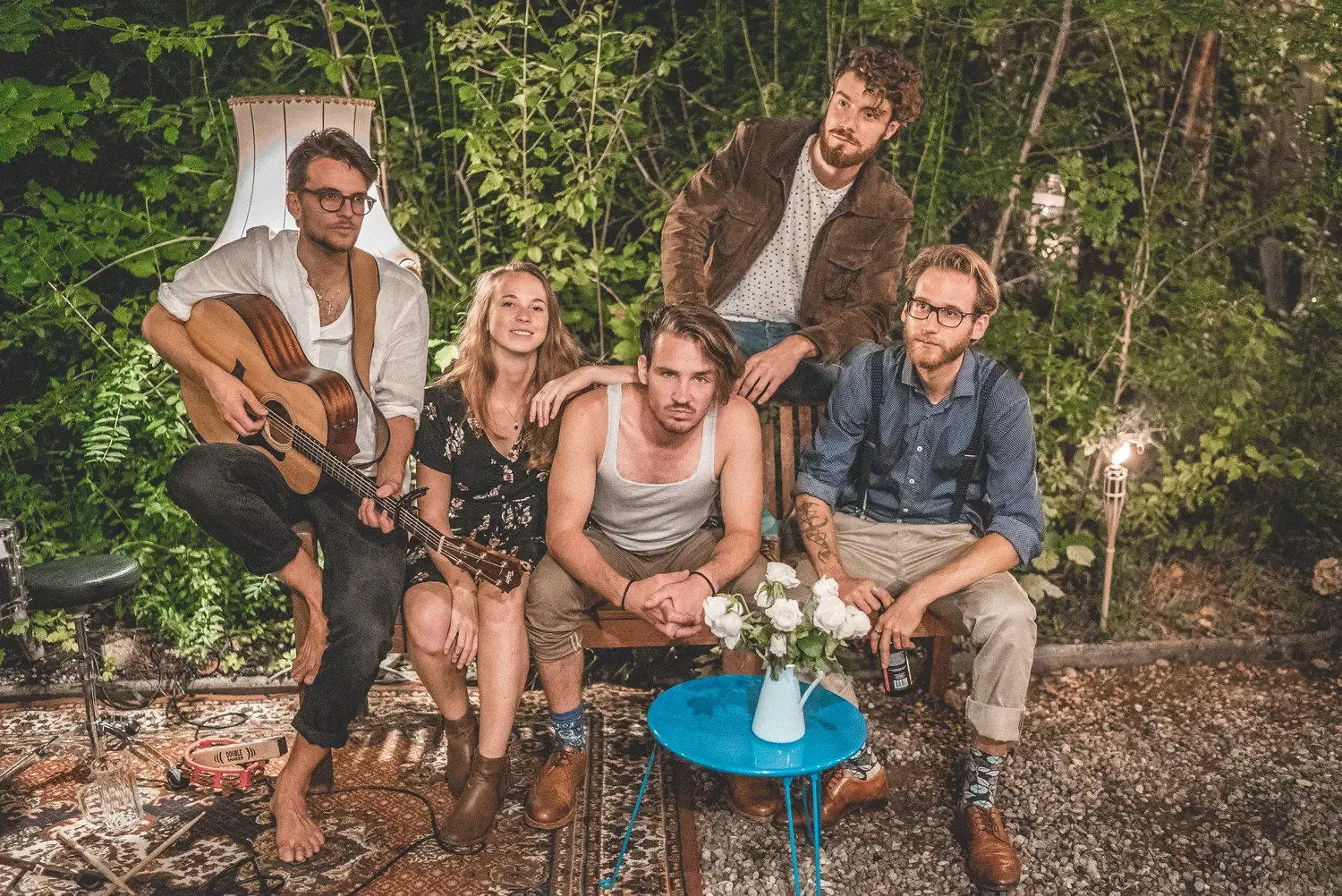 Gruppenbild mit Gitarre im Abendlicht, Still aus einem Filmprojekt