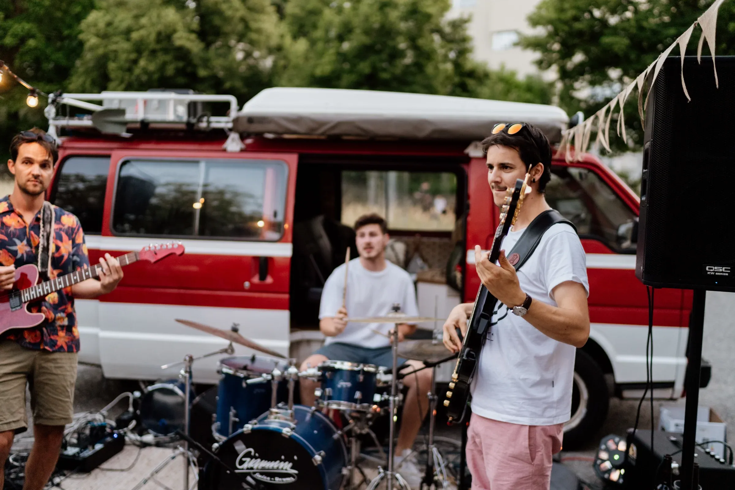Band spielt vor dem roten Feuerwehrauto am Flohmi