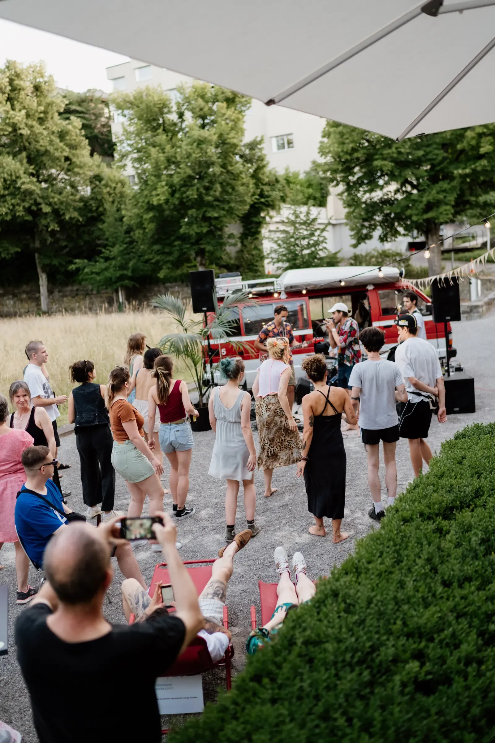 Flohmarkt vor der Kirche mit Besucherinnen und Marktständen