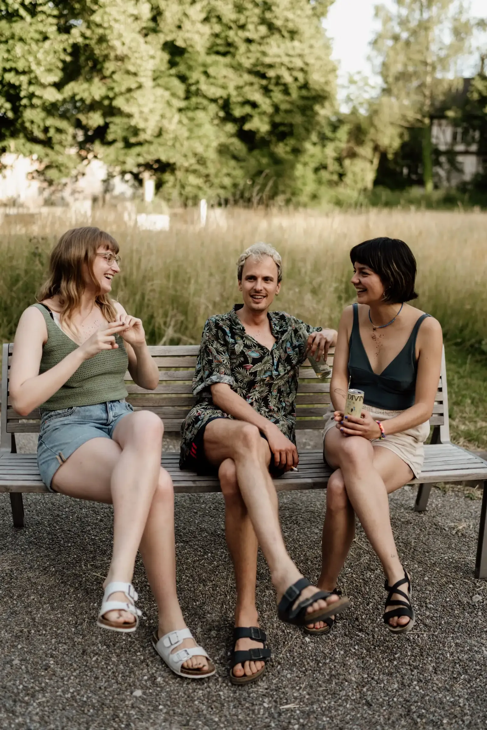 Gäste im Gespräch an einem warmen Sommerabend