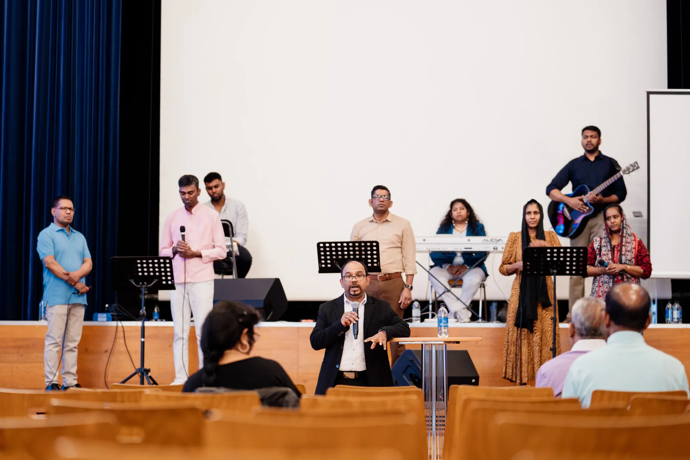 Chor und Band auf der Bühne im Zentrum für Migrationskirchen