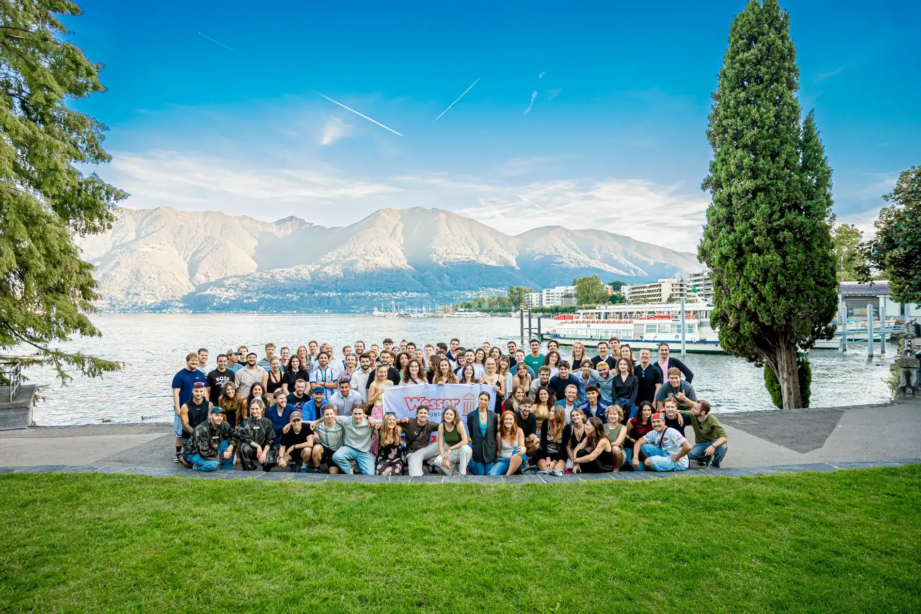 Grosses Gruppenbild des Wesser-Teams am Seeufer beim Herbstfest