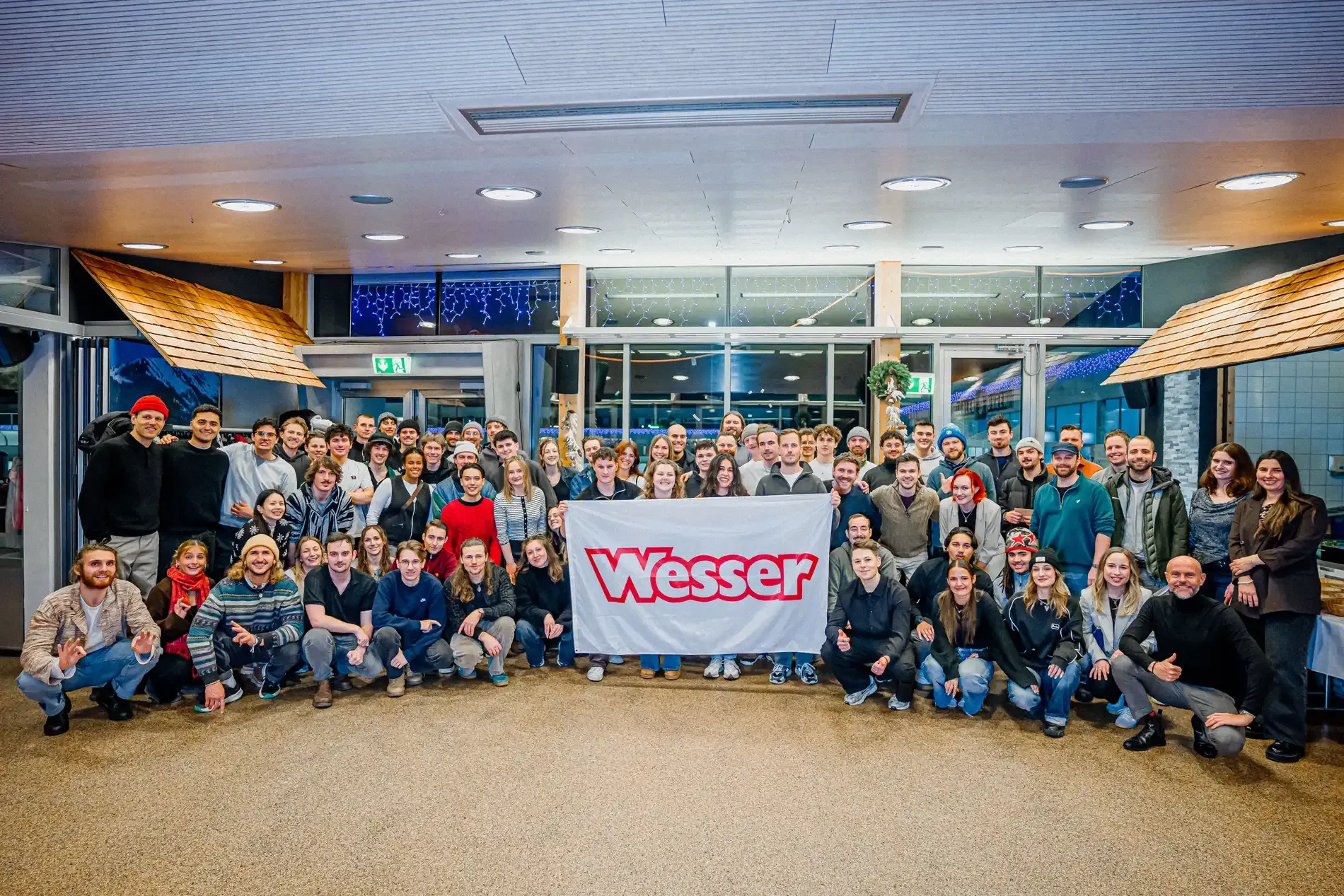 Grosses Gruppenbild eines Teams mit Wesser-Banner beim Kickoff