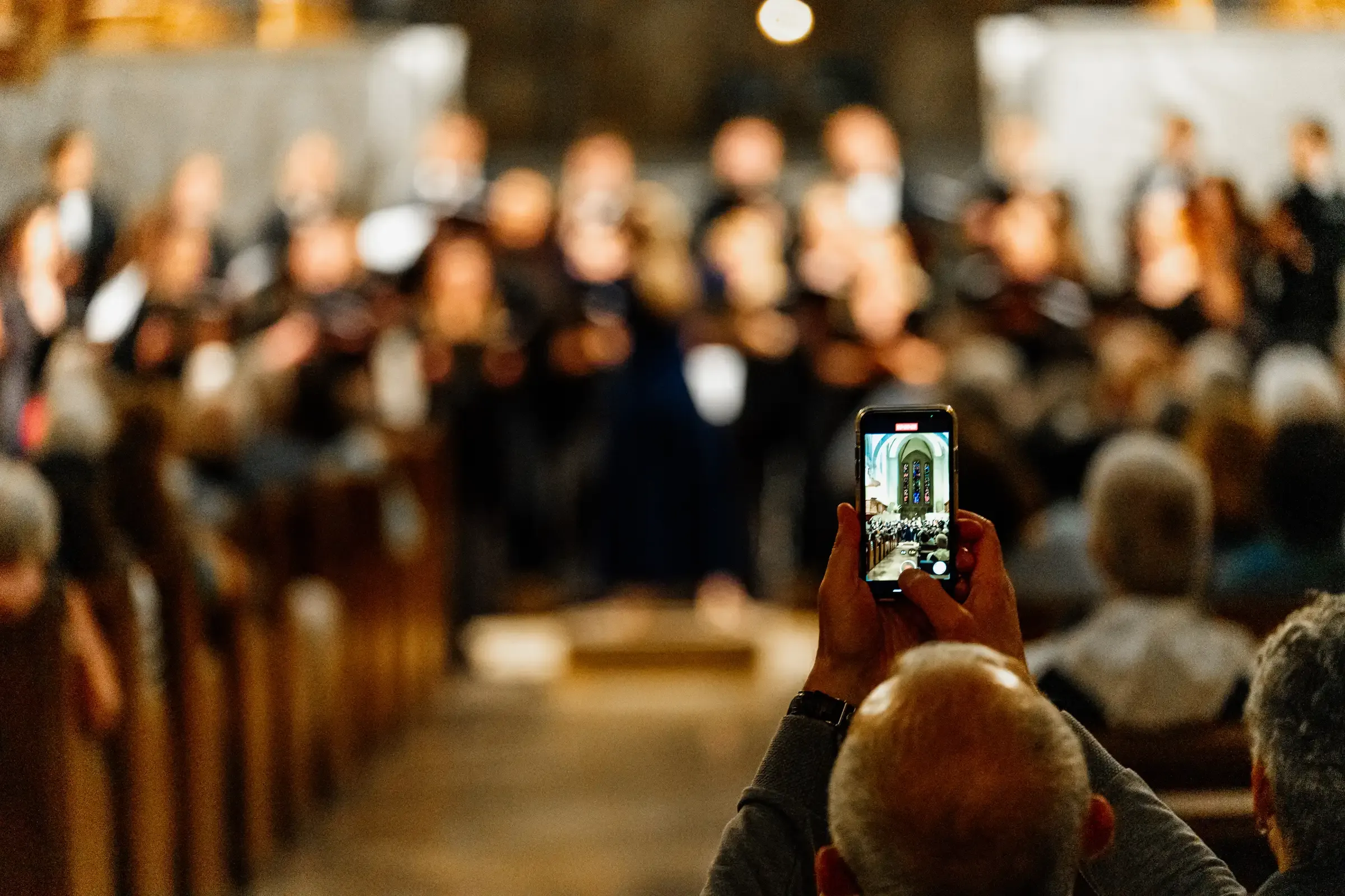 Vollbesetzte Kirche bei einem Konzert im Kerzenlicht