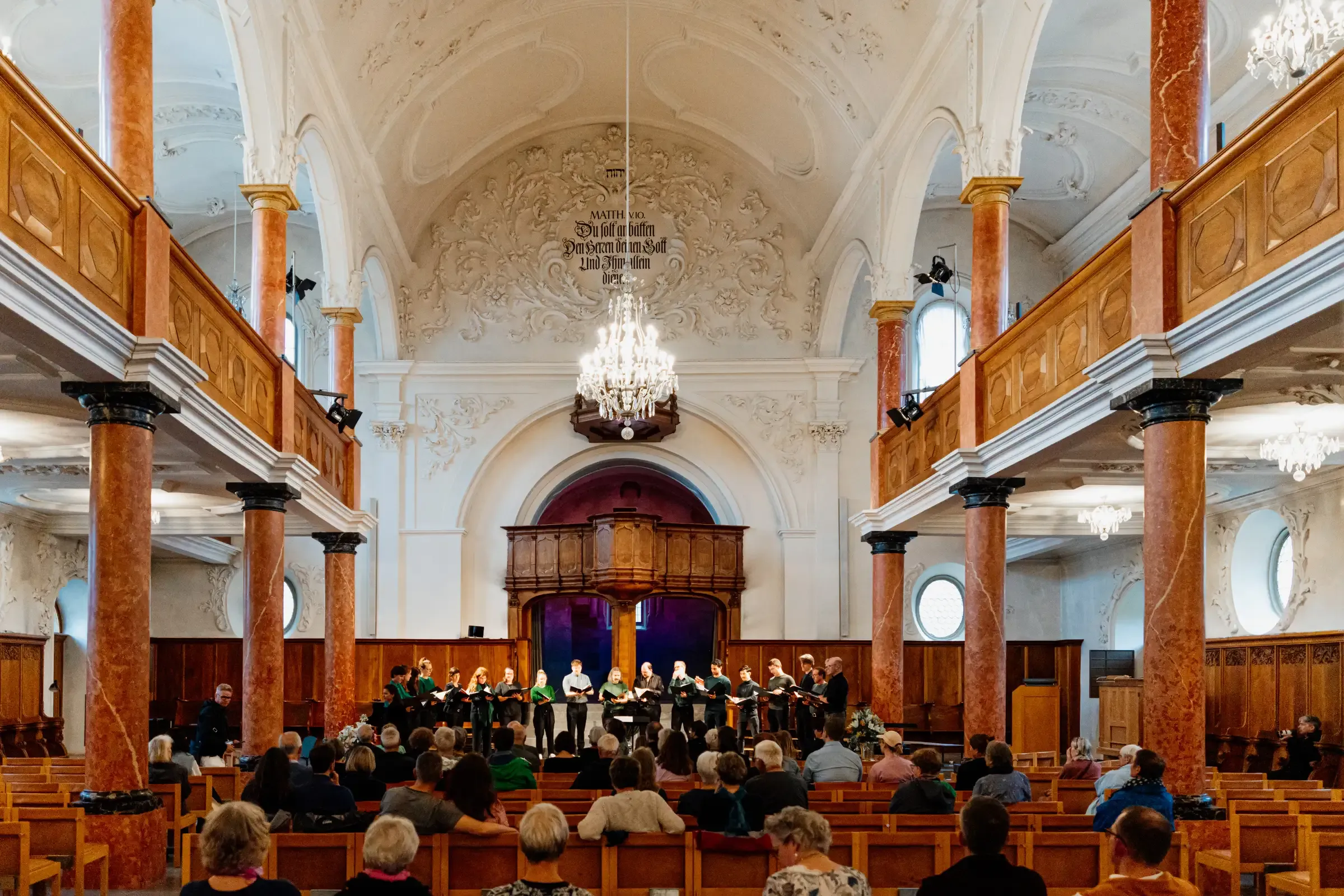 Lichtdurchfluteter reformierter Kirchenraum mit Holzdecke