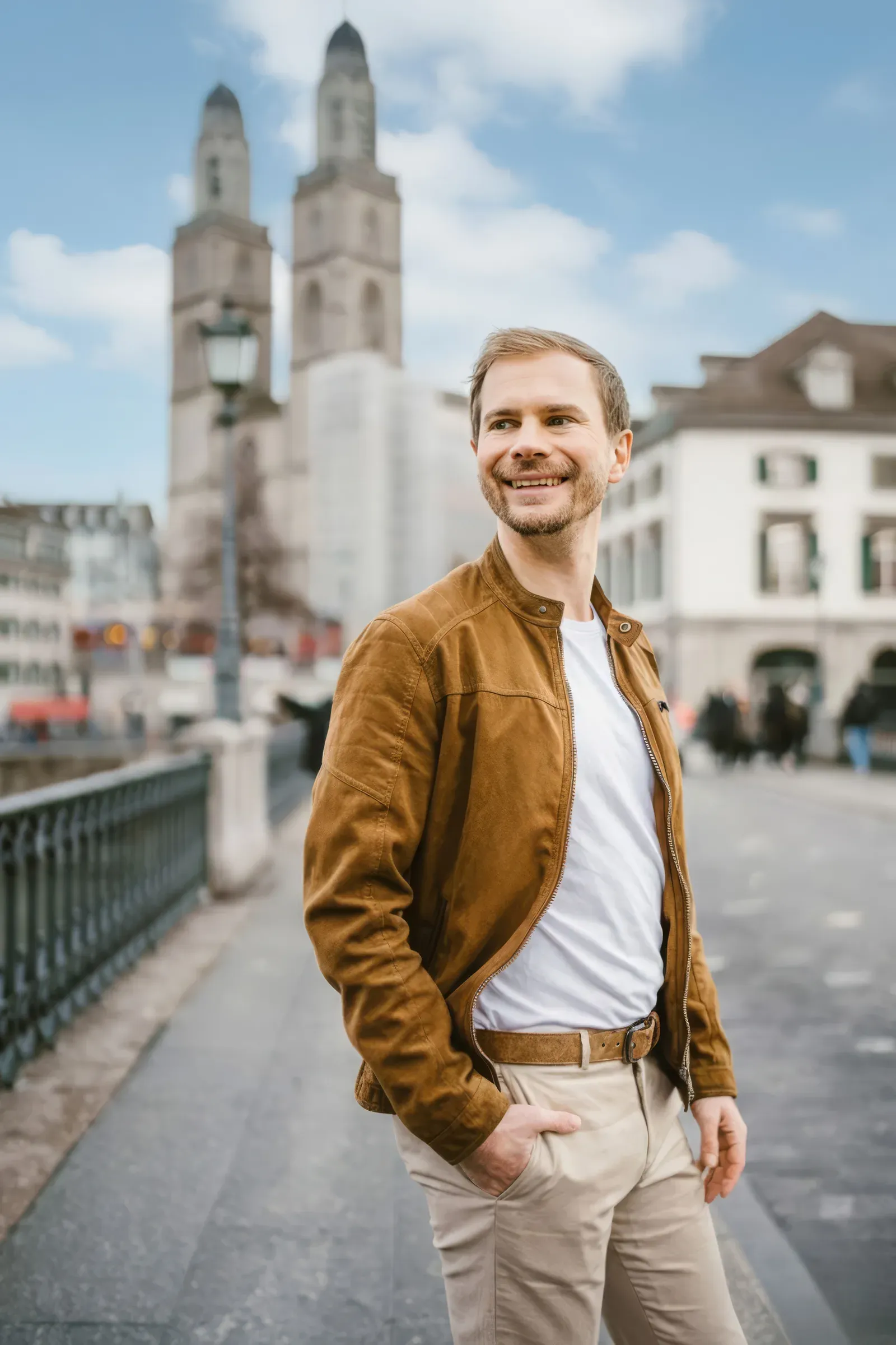 Lukas Bärlocher auf der Münsterbrücke in Zürich, im Hintergrund das Grossmünster