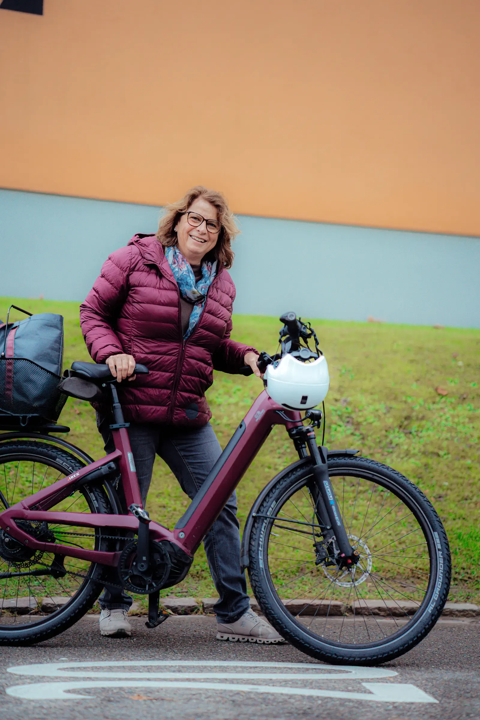 Marianne mit ihrem E-Bike, Porträt aus der Serie Velogeschichten