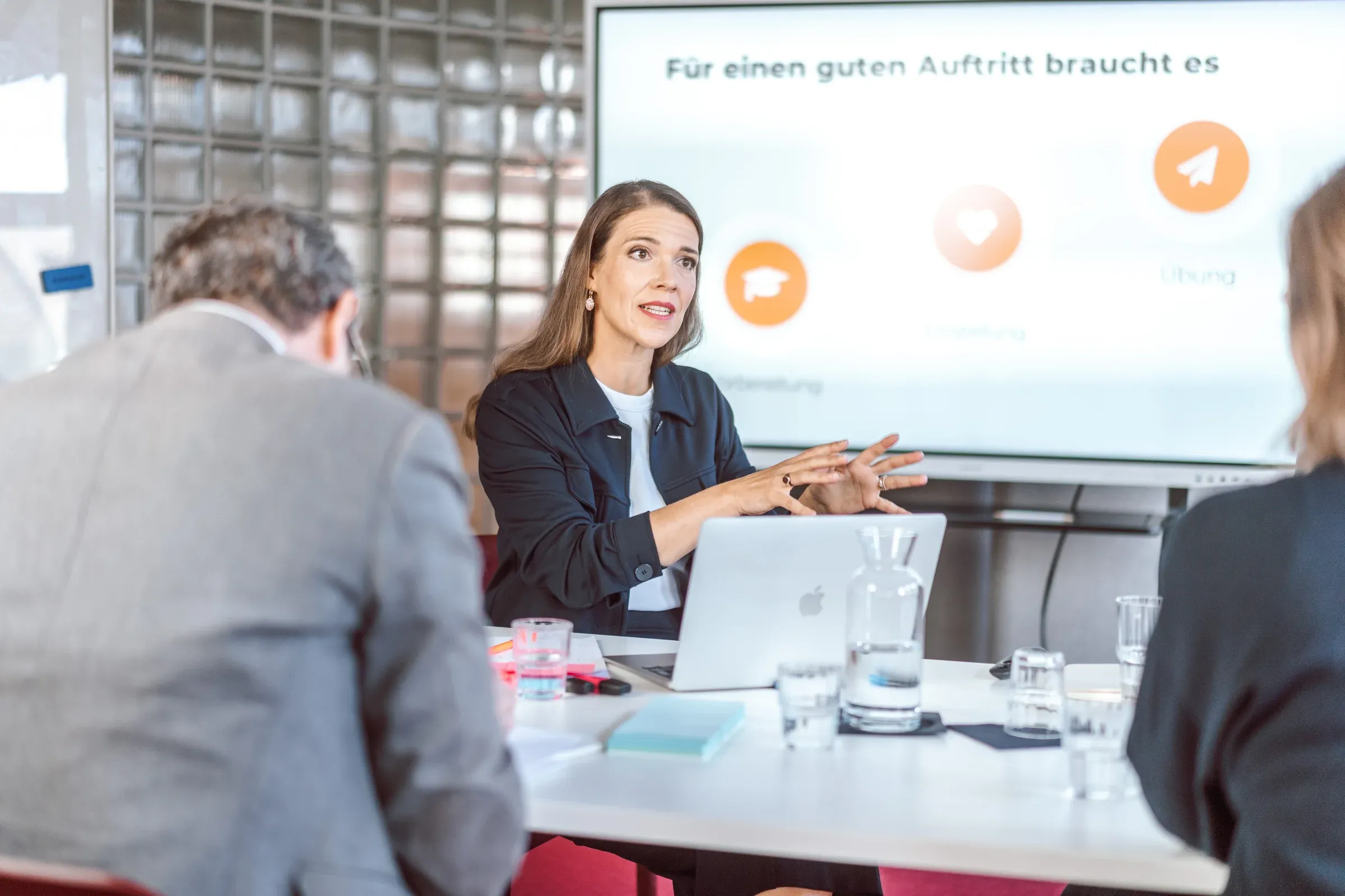 Präsentationssituation beim Medientraining vor dem Bildschirm