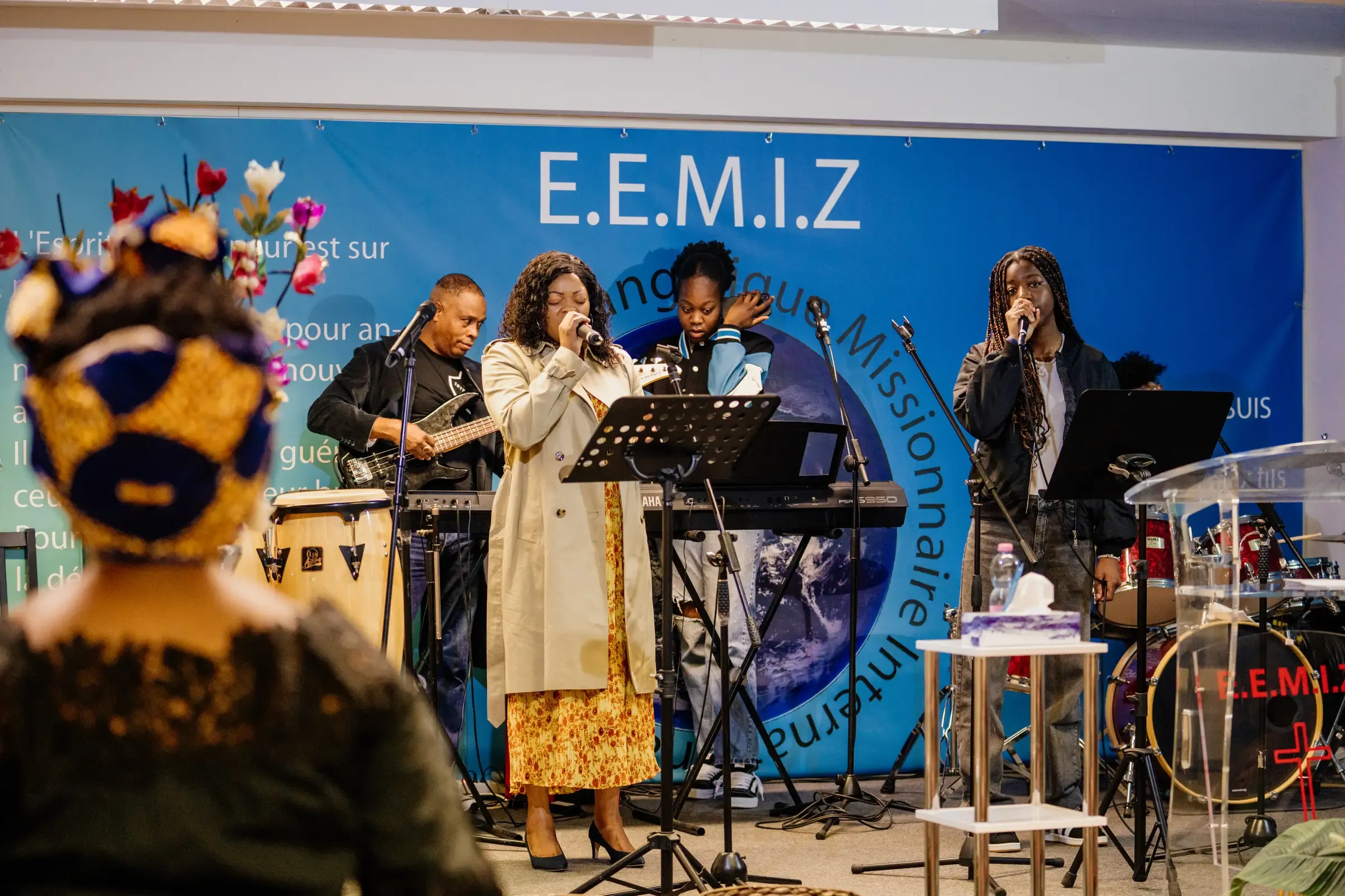 Gottesdienst des Zentrums für Migrationskirchen mit Musikern im warmen Bühnenlicht