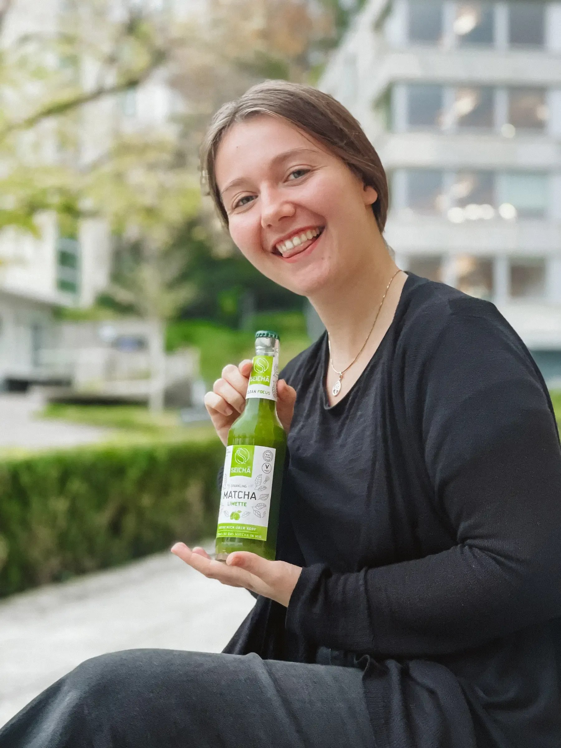 Lachende Frau mit Getränkeflasche, Newsletter-Bildserie