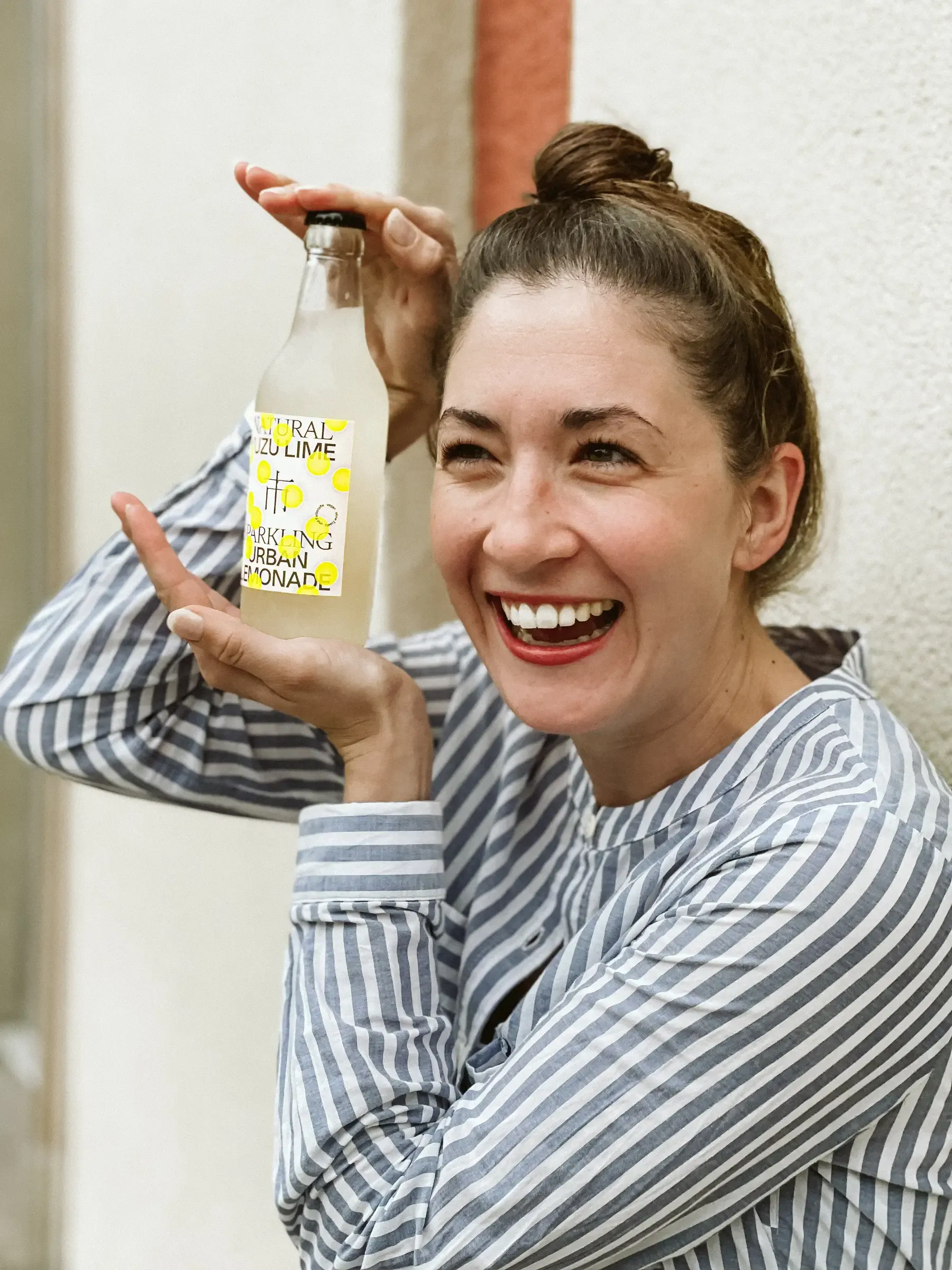 Frau mit Getränk in der Hand, Bildserie für den Zytlos-Newsletter