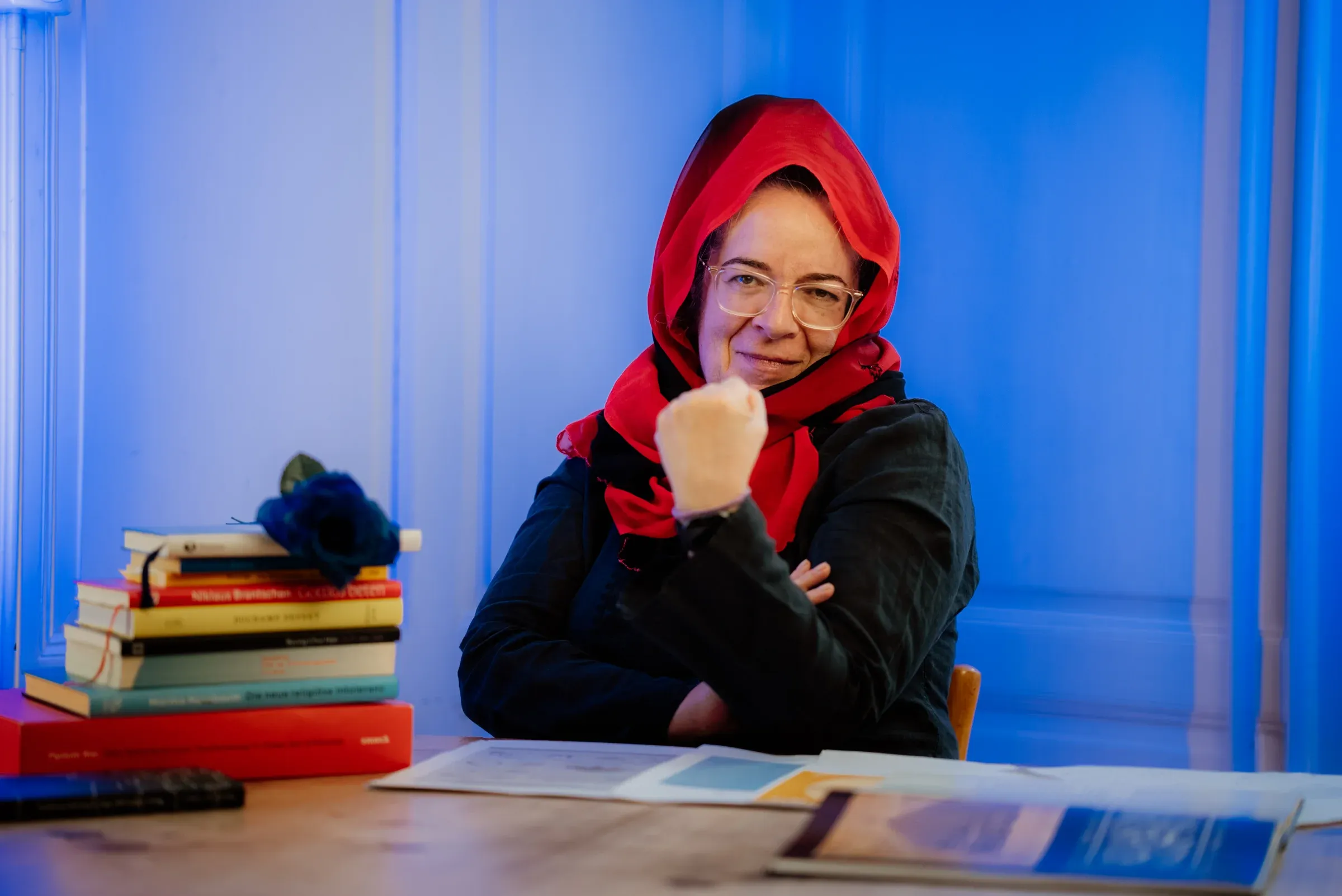 Pfarrerin Kathrin Rehmat lächelnd am Set von Hä? Gott!