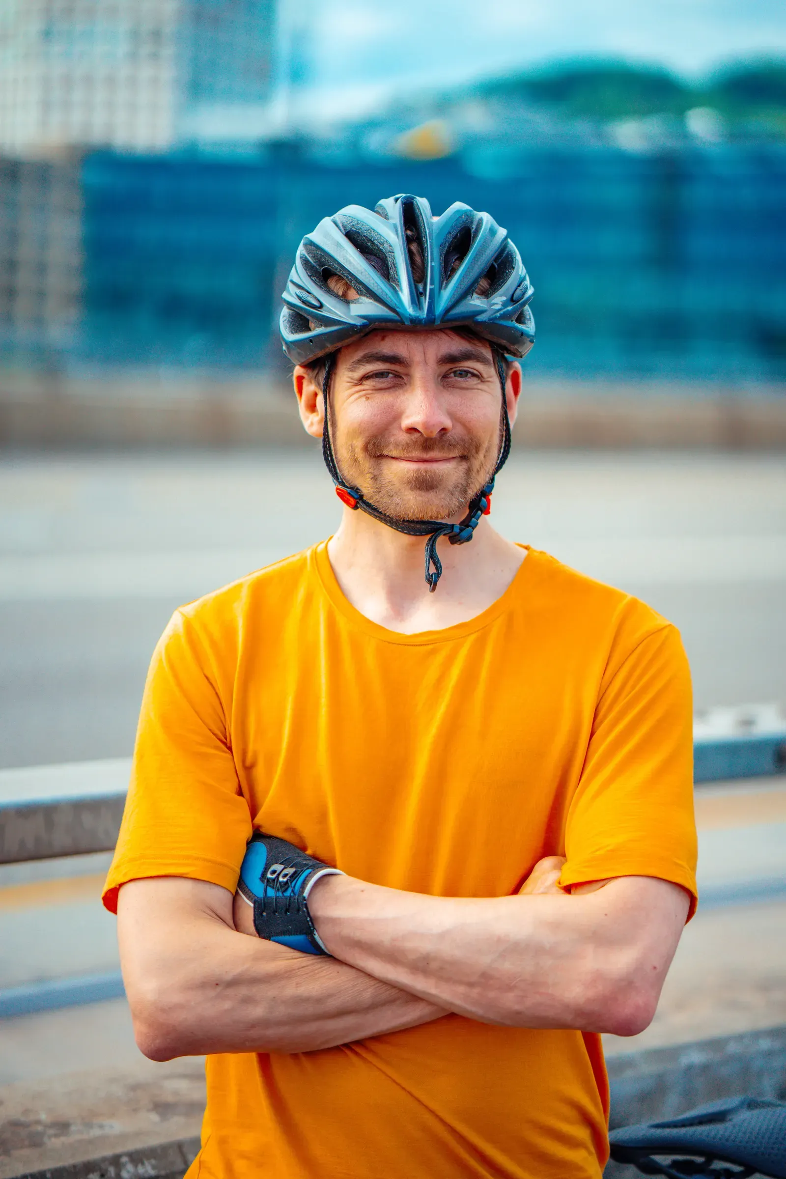Tobi mit Velohelm, Porträt aus der Serie Velogeschichten