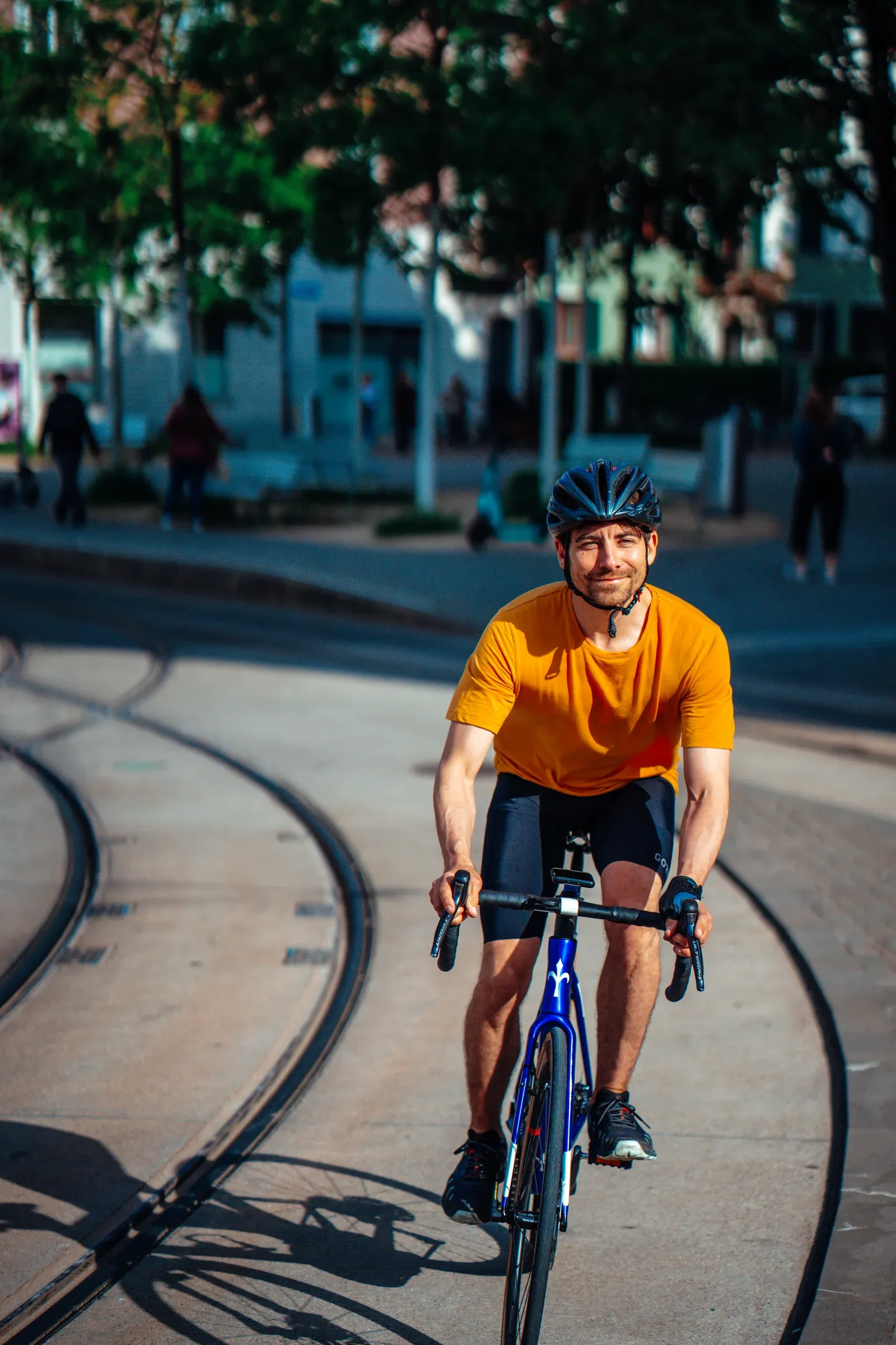 Tobi auf dem Rennvelo über die Tramgleise im Zürcher Stadtverkehr